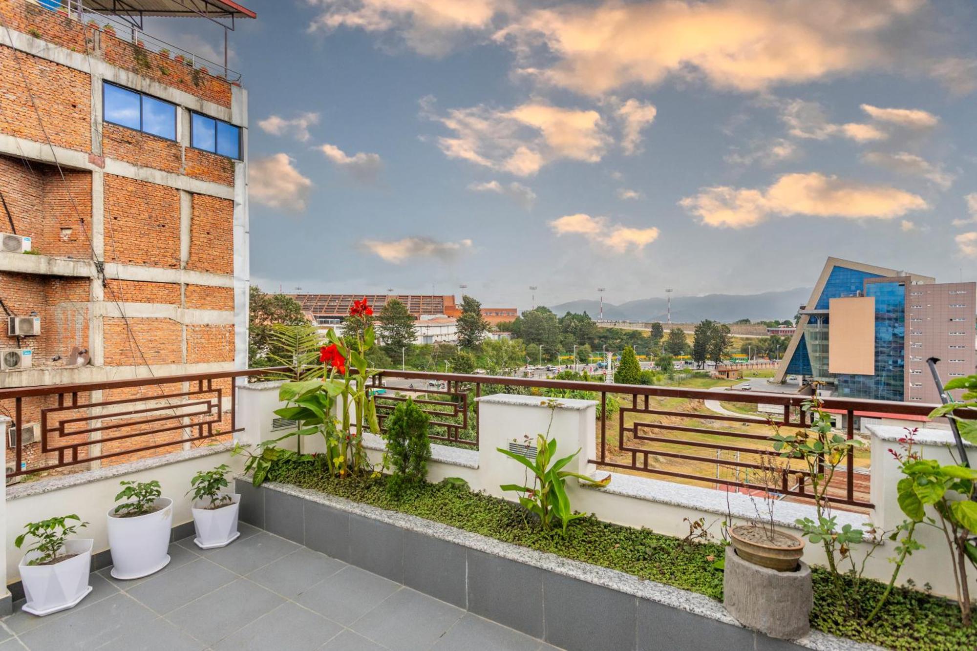 Airport Diana Hotel Катманду Экстерьер фото